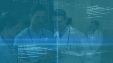 Doktor tıkırdatma tableti kaplama başlatılıyor ve hemşire hasta verilerini inceliyor. Tıbbi, sağlık, teknoloji, dijital, analitik, işbirliği, profesyonel