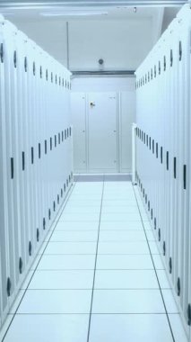 Bilgisayar sunucuları üzerinden veri işleme animasyonu. Küresel ağ sosyal medya bağlantıları teknoloji ve dijital arayüz kavramı dijital olarak oluşturulmuş video.