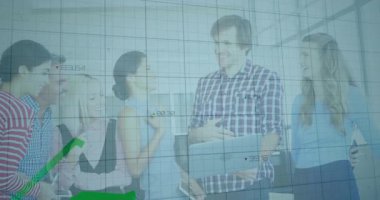 İş arkadaşları laptopun etrafında toplanarak iş görüşü için yeşil siyah grafikleri başlatıyorlar. İşbirliği, analitik, veri görselleştirme, takım, iş stratejisi, dijital, modern