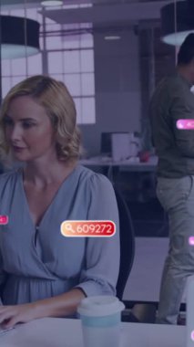 Ofiste dizüstü bilgisayar kullanan beyaz kadınlara karşı sosyal medya simgelerinin animasyonu. Sosyal medya ağı ve iş teknolojisi kavramı