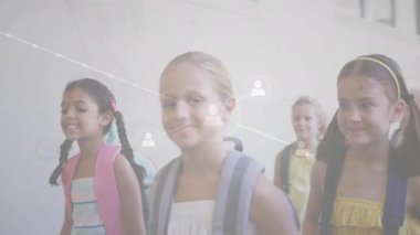 Akranlar ağ simgeleri olarak katıldıktan sonra pencerelerin önünden geçen okul çocukları sırt çantalarını birbirine bağlıyor. Gençlik, eğitim, bağlantı, takım çalışması, işbirliği, modern, canlı