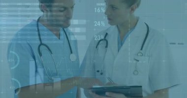 Doktorlar tablet tutuyor, turta grafiğini etkinleştiriyor ve tıbbi veri incelemesi için dünya haritasını örtüyor. İşbirliği, sağlık, analitik, teknoloji, profesyonellik, tanı, takım çalışması