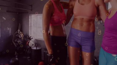 Kamera geri çekilirken fitness üçlüsünün kollarını birleştirdiğini ve dairesel örtüler altında gülümsediğini gösteriyor. Fitness, yoldaşlık, motivasyon, güç, takım çalışması, aktif, sağlık