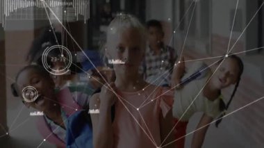 Sarışın lider kayışı sıkıca kavradı. Arkadaşları sınıfa doğru yürümeye başladı. Veriler üst üste sırıtıyordu. Okul çocukları, arkadaşlık, takım çalışması, eğitim, canlı, gündelik, dijital