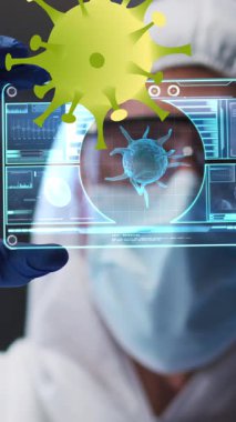 Beyaz erkek laboratuvar çalışanı üzerinde dijital kartla sarı virüs hücrelerinin canlandırılması. Sağlık, tıp, biyoloji, bilim ve covid 19 salgın konsepti dijital olarak oluşturulmuş video.