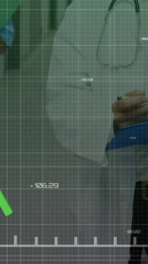 Çeşitli kadın ve erkek doktorların finansal verilerinin animasyonu. finans, ekonomi, tıp, sağlık ve teknoloji konsepti dijital olarak oluşturulmuş video.
