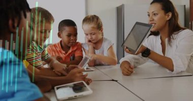 Veri çubukları eğitmenin tablet değiştirdiği ve çocukların tabletleri tıklattığı bir ortamda. Eğitim, teknoloji, işbirliği, dijital, öğrenme, yenilikçi, gençlik