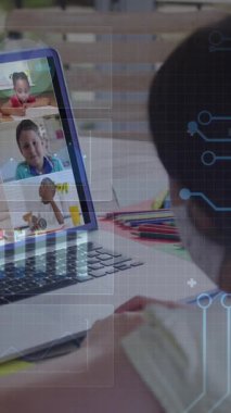 Kafkasyalı bir kızın okul videosuyla ilgili veri işleme animasyonu. bulut hesaplama ve veri işleme kavramı dijital olarak oluşturulmuş video.