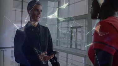 Üst düzey yönetici akıllı telefonu dinleyip, kablo haritasını etkinleştiriyor ve iş görüşmesi için 3 boyutlu dünyayı döndürüyor. Teknoloji, işbirliği, yenilik, fütüristik, kurumsal, iletişim, dijital