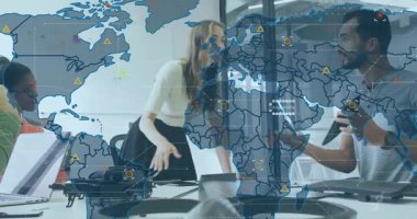 Tableti tıkladıktan sonra proje ekibi animasyon veri örtüsüyle küresel insansız hava aracı analizlerini araştırıyor. İşbirliği, veri görselleştirme, teknoloji, yenilik, takım çalışması, modern ofis, küresel ağ