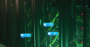 Kabarcık simgesi yüzen başlangıç kümesi güncelleme sayıları, veri akışını gösteren sunucu raflarının üzerine kaydırma. Teknoloji, iletişim, dijital, ağ, veri, bağlantı, fütürist