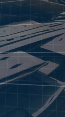 Hurdalıktaki hurda metalle şebeke üzerinden finansal veri işleme animasyonu. Küresel iş ve geri dönüşüm kavramı