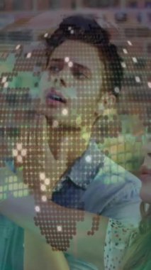 Değişik erkek ve kadın meslektaşlara karşı dönen küre. Ofiste beyaz tahta üzerinde tartışıyorlar. İş analizleri ve veri teknolojisi kavramı