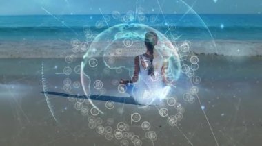 Plajda sağlık verisi görselleştirmek için gövdenin etrafındaki holografik küreyi aktive eden meditasyon yapan bir kadın. Farkındalık, rahatlama, teknoloji, dijital, çevre, refah, dinginlik