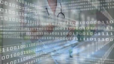 Doktor çizelgeyi ve yazıyı çeviriyor, sönen ikili kaplama altında entegre verileri denetliyor. Tıbbi, sağlık, dijital, teknoloji, laboratuvar, analiz, araştırma