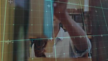 Öğrenci, örgü kaplamalı deniz mavisi kitabı tarıyor ve eğitim araştırması için kaldırıyor. Kütüphane, araştırma, öğrenim, bilgi, eğitim, entelektüel, öğrenim