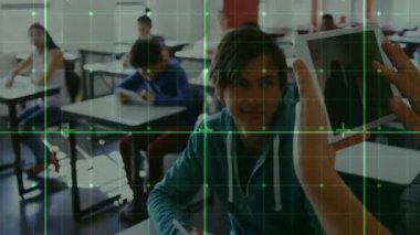 Sınıfta öğrencilerin yüzlerini tablet ve yeşil biyometrik şebeke ile tarayan öğretmen. Eğitim, teknoloji, yenilik, biyometrik, algılama, dijital, fütüristik