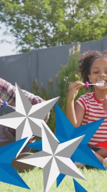 Afro-Amerikan baba ve kızının eğlenmesi üzerine kırmızı, mavi ve beyaz yıldızların animasyonu. Amerikan vatanseverliği ve bağımsızlık kavramı dijital olarak oluşturulmuş video.