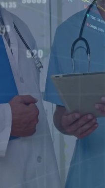 Steteskoplu beyaz erkek doktorların finansal veri işleme animasyonları. Küresel tıp, işletme, finans, hesaplama ve veri işleme kavramı dijital olarak oluşturulmuş video.