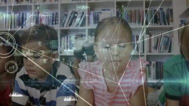 Kütüphanede kitap okuyan öğrenciler veri kaplamasını etkinleştiriyor. Sonra öğretmen diz çökmüş öğreniyor. Eğitim, işbirliği, yenilik, okur yazarlık, bilgi, akıl hocalığı, teknoloji