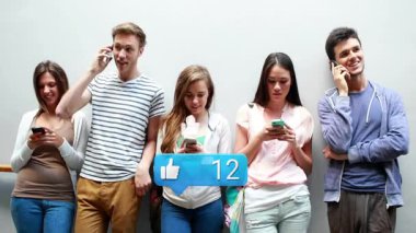 Merkezdeki kadının akıllı telefonu dinlemesi beş arkadaş arasında sosyal medya balonunun sürekli yükselmesine neden oluyor. İşbirliği, bağlantı, teknoloji, sosyal etkileşim, gençlik, iletişim, dijital