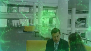 Tableti tıklatan ve Avrupa 'yı vurgulayan dönen bir küre oluşturan iş adamı. Teknoloji, yenilik, işbirliği, dijital, şirket, fütüristik, ağ