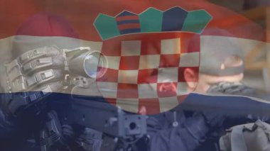 Tetikçi dürbünü yedek kulübesinde diziyor. Asistan mermiyi dolduruyor ve tam çekim için bipod 'u sabitliyor. Kesinlik, eğitim, takım çalışması, taktik, açık hava, odaklanma, spor