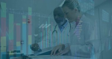 Koridorda titreşen hasta istatistiklerini ve grafiklerini gösterirken iki doktor klasörü açıp tarıyor. Tıbbi, işbirliği, klinik, veri, analiz, sağlık, profesyonel