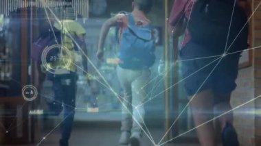 Yedi okul çocuğu koridorda koşuşturuyor ve hareketli veri örtüleriyle zil sesine tepki veriyorlar. Çocuklar, acele, hareket, enerji, koridor, eğitim, teknoloji