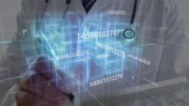 Doktoru, tablet kontrollü sayısal sağlık verileri üzerinde Stylus kullanarak somutlaştırmakla başlayalım. Gelecekçi, yenilikçi, teknoloji, tıbbi, dijital arayüz, sağlık, veri analizi