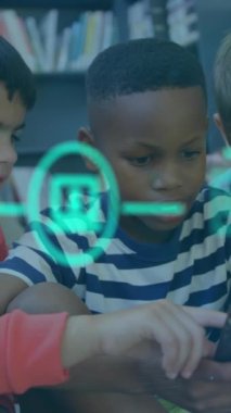 Dijital tablet kullanan öğrenciler üzerinde dijital simgelerin canlandırılması. Eðitim iþletme sosyal medya ağ arayüzü kavramı dijital bileşik.