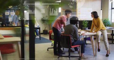 Modern ofisteki masanın üzerine plan çizen kadın animasyon verilerini ve dünya haritasını aktifleştiriyor. İşbirliği, takım çalışması, yenilik, modern, veri, dijital, bilgi grafikleri