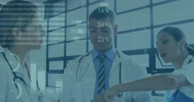 Doktorlar klinik inceleme için animasyon çizelgelerini incelerken hemşire mavi klasörü açıp işaret ediyor. Sağlık, işbirliği, tanı, sağlık ekibi, araştırma, profesyonellik, veri analizi