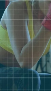 Egzersiz, boks ve dinlenme yapan bir kadın için mavi çizgilerin kaydedildiği dijital arayüzün canlandırılması. Dijital olarak oluşturulan küresel bilgisayar ağı teknolojisi kavramı.