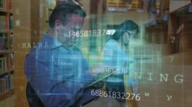 Adam tableti tıklatıyor ve kadın sanal yazılım arayüzü atarken kütüphane raflarını karıştırıyor. Teknoloji, işbirliği, veri, dijital, istihbarat, yenilik, eğitim