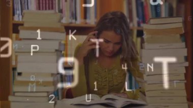 Alfanumerik karakterler sürüklenirken kütüphanede kitap okuyan öğrenci açılışı sırasında. Öğrenim, akademi, edebiyat, konsantrasyon, teknoloji, bilgi, öğrenim