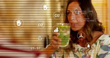 Çevresel veri simgeleri çerçevede kayarak çiçekçi kadının smoothie 'ye uzanmasına ve dinlemesine neden oluyor. Sürdürülebilirlik, arkadaşlık, sohbet, refah, rahatlama, içsellik, minimalizm