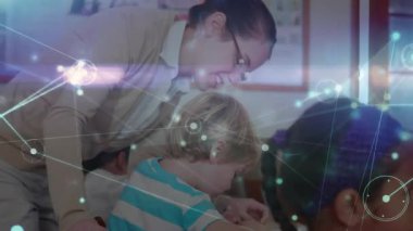 Sınıftaki çocuğa yaklaşan öğretmen çalışma kağıtlarını gösteren dijital kaplamalı yazı yönetmenliği yapıyor. Danışmanlık, eğitim, öğrenme, rehberlik, dijital, ağ, teknoloji