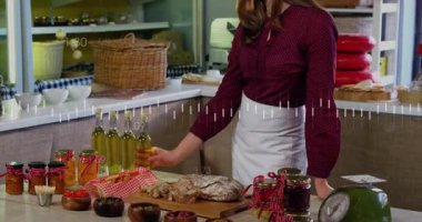 Yemek pişirme programı sunucu kaselerini ayarlıyor, zeytinyağına ulaşarak etiketlerin renklendirilmesini sağlıyor. Gurme, aşçı, kırsal, zanaatkar, mutfak gereçleri, yemek tasarımı, iştah açıcı.