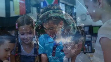 Öğrenciler tablet ekranına tıklıyor ve sınıf öğrenimi için veri simgeleriyle dijital küre oluşturuyorlar. İşbirliği, teknoloji, eğitim, yenilik, takım çalışması, gençlik, dijital