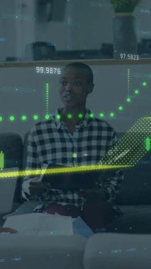 Ofisteki dizüstü bilgisayarla iş adamı üzerinde matematiksel denklemlerin canlandırılması. Küresel tıp ve dijital arayüz kavramı dijital olarak oluşturulmuş video.