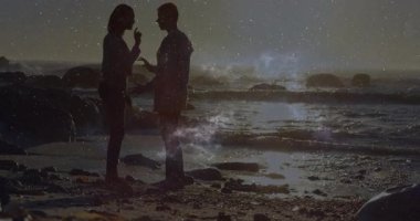 Siluetli kadın elini kaldırıyor, elini uzatan adam, alyans altında yüzüğünü alıyor. Romantizm, gündoğumu, samimiyet, bağlantı, doğa, dinginlik, göksel