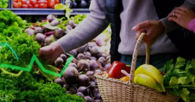 Maydanozu meyve reyonunda tutan kadın, tazeliği gösteren animasyon çizgisi grafiğine neden oluyor. Tazelik, alışveriş, sağlıklı, beslenme, canlı, doğal, yaşam tarzı