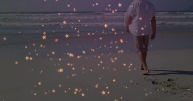 Okyanus kıyısında yürüyen doğru bir adamdan gelen kayan yıldız parçacıkları refahı için rehberlik ediyor. Deniz manzarası, sükunet, dinginlik, gökyüzü, farkındalık, doğa, rahatlık.