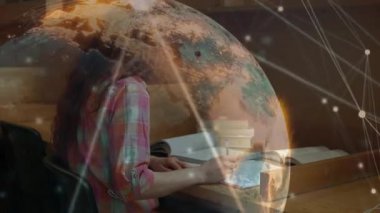 Masa başı ağ hatlarında not alan bir kadın teknik analiz için dönen veri küresi oluşturuyor. Yenilik, veri görselleştirme, araştırma, teknoloji, eğitim, dijital, işbirliği