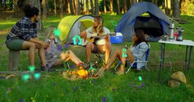 Kamp grubu gitarı kapıyor ve çadırların ve kamp ateşinin etrafında tıngırdatmak için nazik akorlar çalıyorlar. Açık hava, rahatlama, akustik, arkadaşlık, doğa, eğlence, manzara.