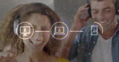 Kulaklık takan ve ağ etkinleştiren çiftler teknolojide renklendirme bağlantısını etkinleştiriyor. Teknoloji, bağlantı, kablosuz, sosyal, boş zaman, modern, iletişim