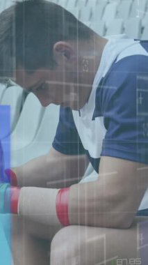 Spor stadyumundaki ragbi oyuncusunun istatistik ve veri işleme animasyonu. küresel spor, rekabet ve veri işleme kavramı dijital olarak oluşturulmuş video.