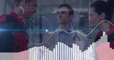 Acil müdahale ekipleri cam ön cephedeki doktorlara harita kaplamaları kullanarak brifing veriyorlar. Sağlık, işbirliği, modern, sağlık, analiz, iletişim, profesyonellik