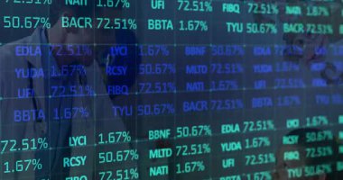 Şeffaf tıbbi gösterge kodları olan ve yükselen yüzdelere işaret eden bir doktor rehberi. Teşhis, sağlık, veri görselleştirme, pediatrik, yenilik, klinik, bilim